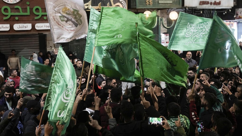Hamas flags in Nablus (Photo: AP/Majdi Mohammed) חגיגות בשכם שחרור אסירים פלסטינים