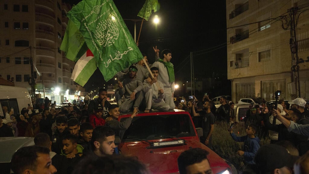 Hamas supporters in the West Bank (Photo: AP /Nasser Nasser) חגיגות בשכם שחרור אסירים פלסטינים