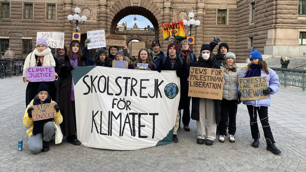 Greta Thunberg in pro-Palestinian protest in Stockholm (Photo: via X) גרטה טונברג במחאה בשטוקהולם ביום שישי