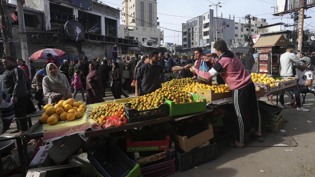 Produce sold in a central Gaza market (Photo: Adel Hana / AP) ה שוק של נוסיראת רצועת עזה יום שני של הפסקת אש זמנית