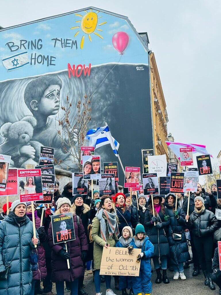 ציור גרפיטי של האמן בנצי ברופמן בברלין הקורא להשבת החטופים הביתה