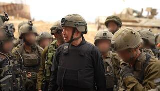 יואב גלנט עם מפקדים ולוחמים מכוחות חי״ר, שריון, הנדסה וחיל הים הפועלים בתוך רצועת עזה