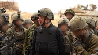 יואב גלנט עם מפקדים ולוחמים מכוחות חי״ר, שריון, הנדסה וחיל הים הפועלים בתוך רצועת עזה