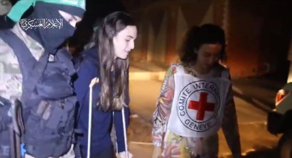 עזרה למיה רגב הפצועה ברגלה החטופים עוברים ממחבלי חמאס לצלב האדום