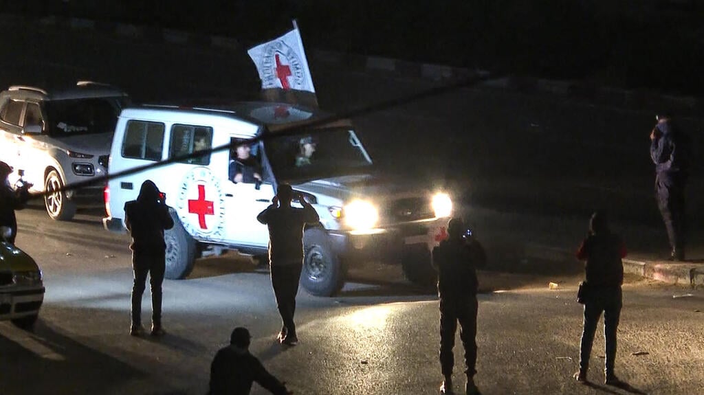 Red Cross vehicles passing through the Rafah Border Crossing with Israeli hostages on Saturday (Photo: Belal Al Sabbagh/ AFP) רכב של הצלב האדום מגיע למעבר רפיח