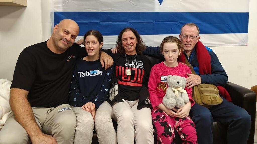 Tom Hand avec sa maison Emily, Lilac et Hila Rotem qui est revenue sans sa mère avec Yair Rotem