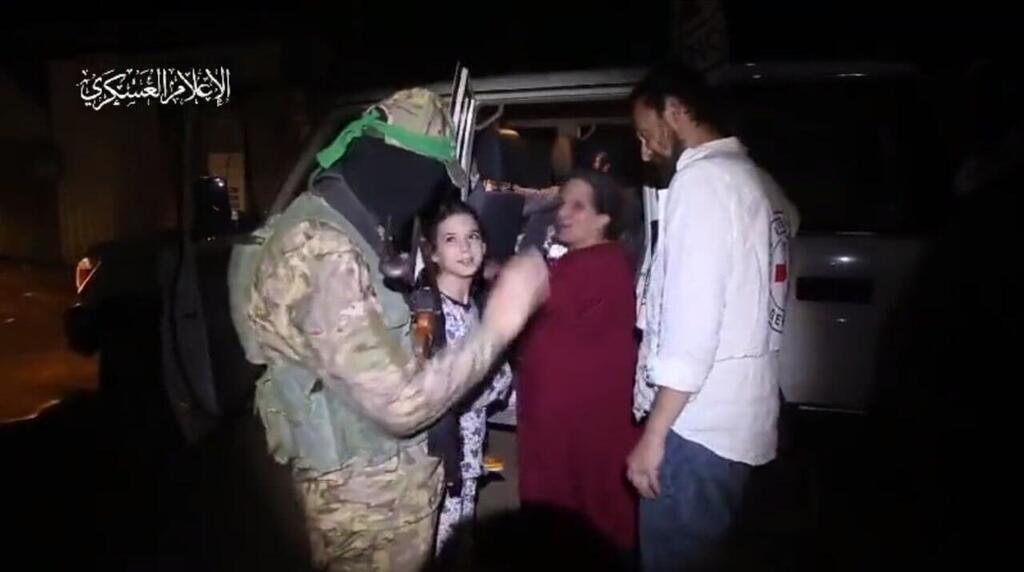 נפנוף "שלום"
החטופים עוברים ממחבלי חמאס לצלב האדום