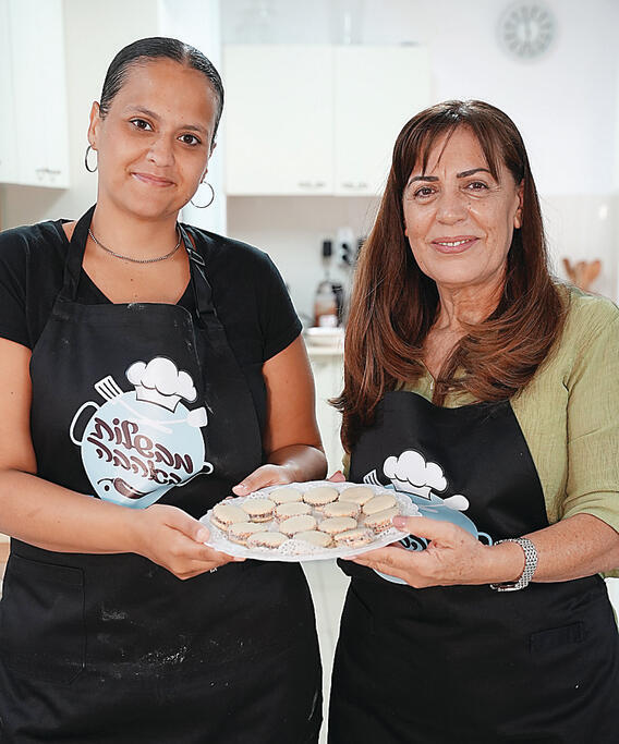 דורין בן דוד משדרות (משמאל) השתלטה על המטבח של רותי לוי מאילת | צילום: מאיר אוחיון yk13690825