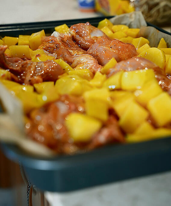 מגש עוף ותפוחי אדמה. עוד רגע בתנור | צילום: מאיר אוחיון yk13690829