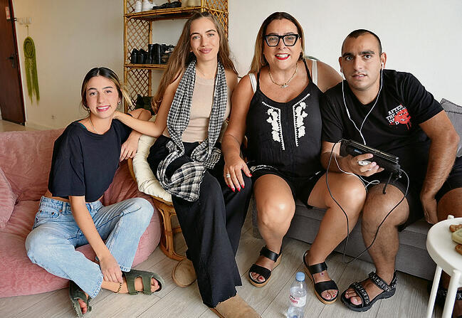 מרגישים בבית. משפחת חודידה אצל המארחות מאילת | צילום: מאיר אוחיון yk13690838