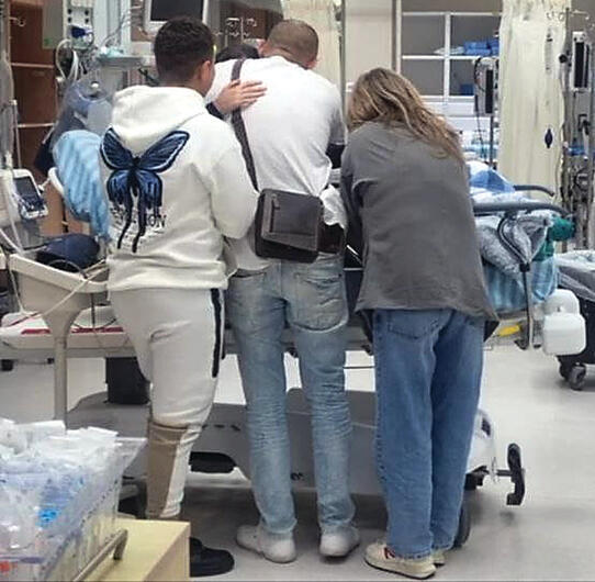 המפגש של מיה רגב עם אמה, אביה ואחיה הקטן בבית החולים סורוקה yk13692391