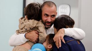 אוריה ברודץ בן ה-4, יובל ברודץ בן ה-8, עופרי בת ה-10 ואמם הגר ברודץ במפגש הראשון עם האבא אביחי