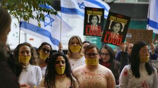 נשים מפגינות מחוץ למטה ארגון האו"ם לקידום והעצמת נשים בניו יורק על שתיקת הזוועות שביצעו מחבלי חמאס