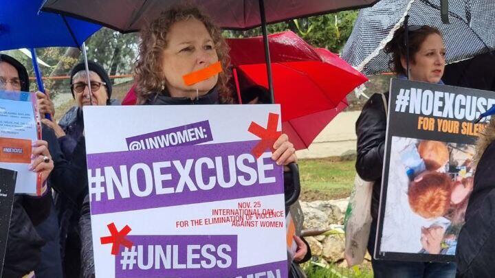 Une centaine de personnes sont venues manifester devant la mission de l'ONU à Jérusalem pour crier et protester contre le silence des organisations de femmes dans le monde.