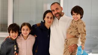 אוריה ברודץ בן ה-4, יובל ברודץ בן ה-8, עופרי בת ה-10 ואמם הגר ברודץ במפגש הראשון עם האבא אביחי