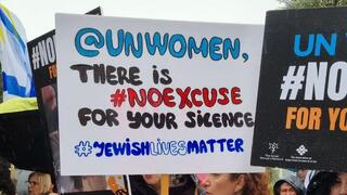 כמאה אנשים הגיעו להפגין מול נציגות האו"ם בירושלים לזעוק ולמחות נגד שתיקת ארגוני הנשים בעולם