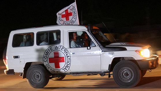Hostages returned to Israel in Red Cross vehicle (Photo: Reuters /Ibraheem Abu Mustafa) הגעת החטופים לצלב האדום