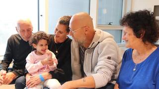 המפגש הראשון של אביגיל עידן עם משפחתה לאחר השחרור משבי חמאס