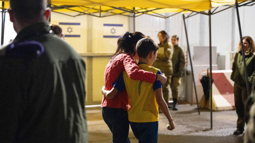 חיבוק ראשון עם אמא, אחרי 52 ימים בשבי (צילום: דובר צה"ל) איתן יהלומי נפגש עם אמו