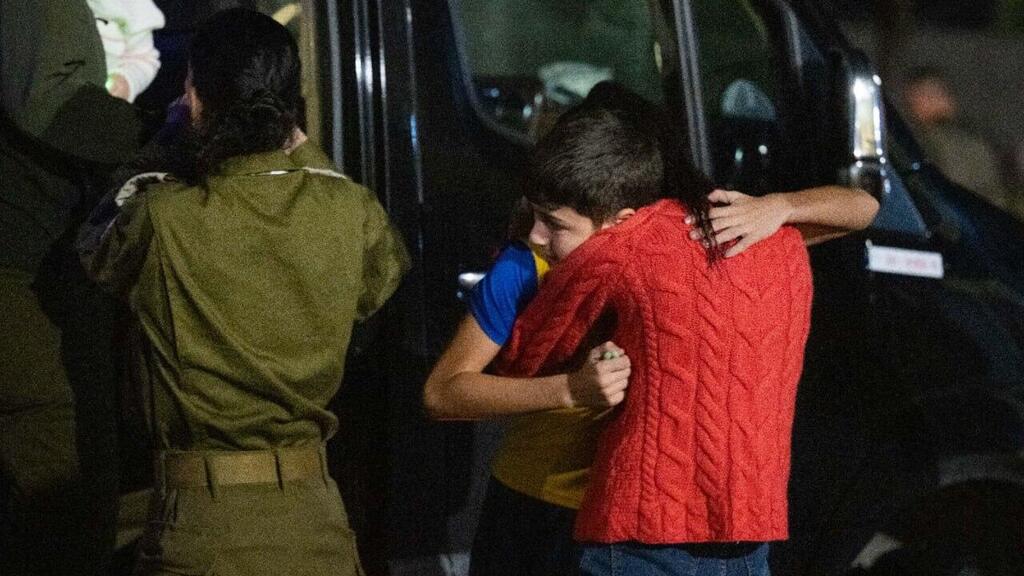 "גרסאות סותרות" על החיבוק עם אמא. "אמרו לי שהיא נחטפה" (צילום: דובר צה"ל ) תיעוד החזרת החטופים - משפחתו של איתן יהלומי