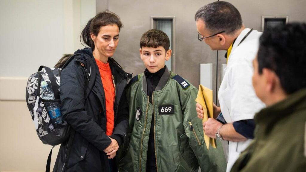 איתן יהלומי עם משפחתו לאחר החזרה מהשבי. "סיפר ששני שמרה לו בצד מהאוכל שלה" (צילום: דובר צה"ל ) תיעוד החזרת החטופים - משפחתו של איתן יהלומי