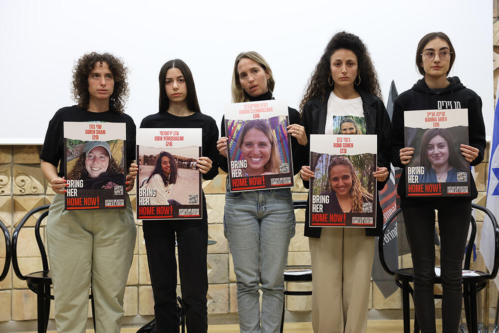 Women with kidnapped posters of women in captivity (Photo: Oz Mualem) מסיבת עיתונאים בינלאומית שבמהלכה יוצגו הסכנות העומדות בפני נשים חטופות