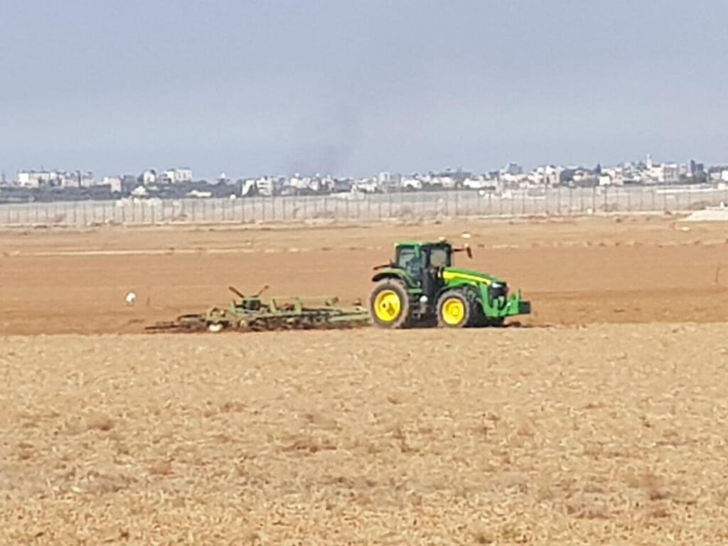 חקלאים זורעים חיטה בשדות סמוך לגבול רצועת עזה חקלאים זורעים חיטה בשדות סמוך לגבול רצועת עזה