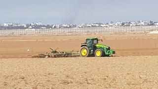 חקלאים זורעים חיטה בשדות סמוך לגבול רצועת עזה