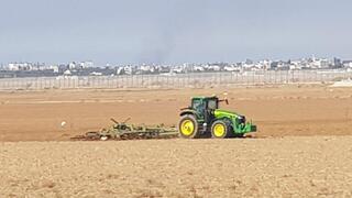 חקלאים זורעים חיטה בשדות סמוך לגבול רצועת עזה