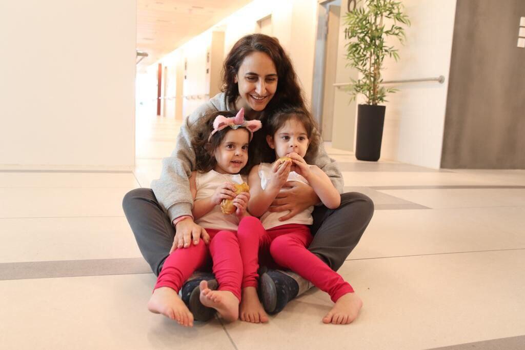 Sharon Alony-Cunio with her daughters (Photo: Schneider Children's Medical Center) אמה ויולי קוניו בנות ה-3, יחד עם אמן שרון בשניידר