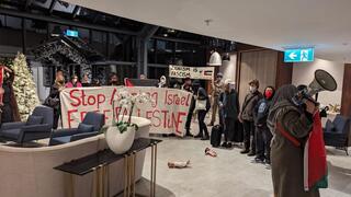 משלחת משפחות החטופים לא נכנסת למלון בשל הפגנה פרו פלסטינית