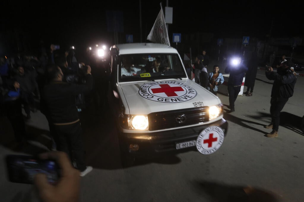 Israeli hostages trasnferred to Israel by the Red Cross (Photo: AP Photo/Hatem Ali) העברת החטופות במעבר רפיח