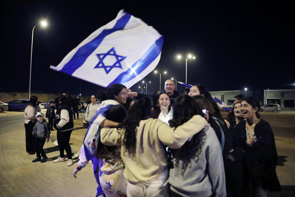 קבלת פנים לחטופות באופקים (צילום: Amir Levy/Getty Images) מקבלים את פניהם של החטופות באופקים