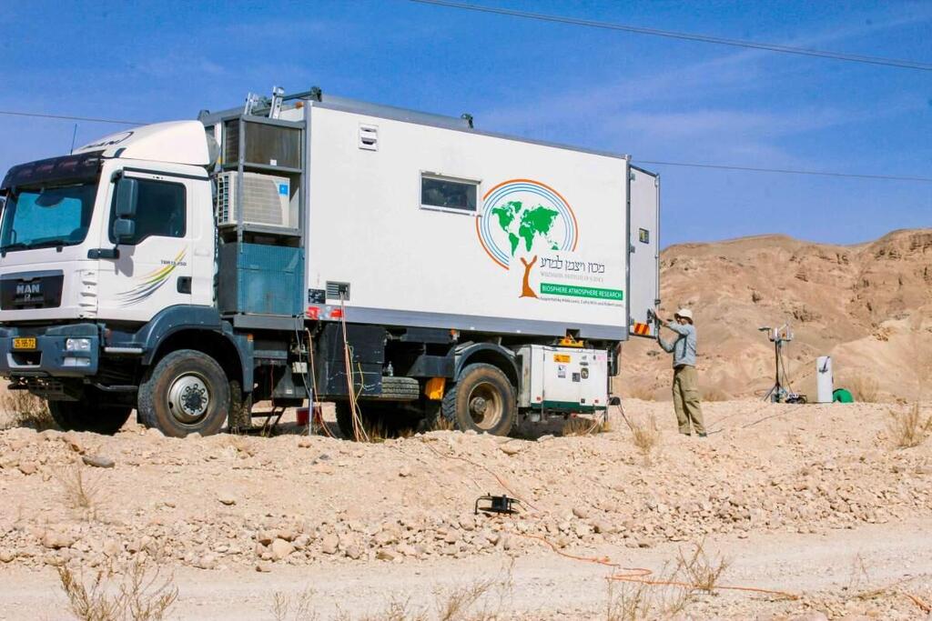 החוקרים יצאו ממכון ויצמן לערבה במשאית שהינה תחנת מדידה ניידת – פיתוח ייחודי של פרופ' יקיר וד"ר רוטנברג