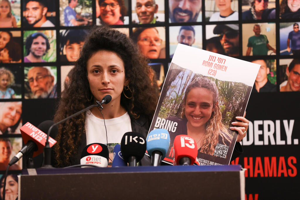 Yarden Gonen with her sister's kidnapped poster (Photo: Oz Mualem) ירדן גונן, אחות של רומי גונן במסיבת עיתונאים בינלאומית שבמהלכה יוצגו הסכנות העומדות בפני נשים חטופות