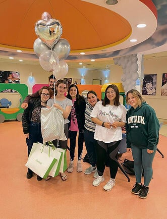 החברים מבקרים את מיאה (שנייה משמאל) (מהפייסבוק של התיכון לאומנויות) yk13698149