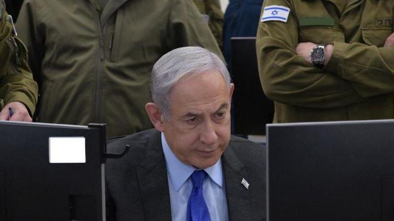 נתניהו נפגש עם משפחות החטופים, ועדכן אותן על המגעים לעסקה (צילום: עמוס בן גרשום,לע״מ) ראש הממשלה בנימין נתניהו ביקר במפקדת המודיעין והמו״מ להשבת החטופים