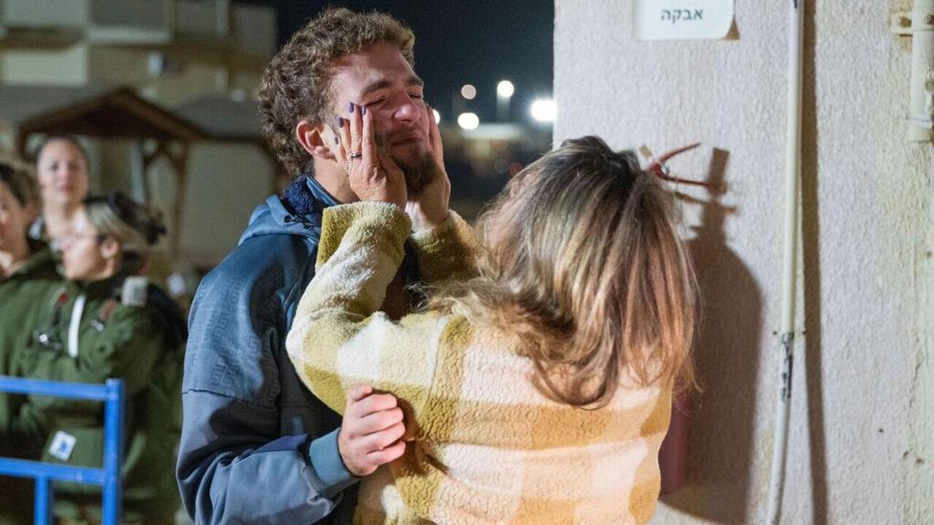 Itay Regev is reunited with his mother (Photo: IDF Spokesman's Unit) איתי רגב ג'רבי נפגש עם אמו