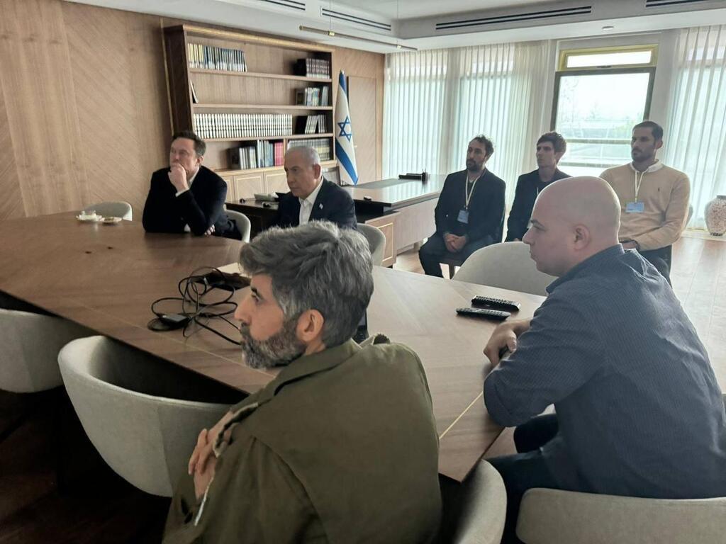 מתן הראל-פיש ויובל הורוביץ (קרובים למצלמה) בהקרנה עם רה"מ נתניהו ואילון מאסק, השבוע מתן הראל-פיש ויובל הורוביץ (קרובים למצלמה) בהקרנת הסרט עם רה"מ נתניהו ואילון מאסק, השבוע