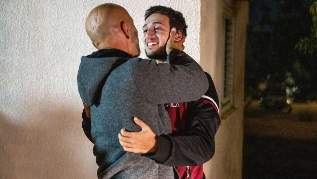 Liam Or greets his father after 54 days in Hamas captivity (Photo: IDF Spokesman's Unit) ליאם אור עם אביו