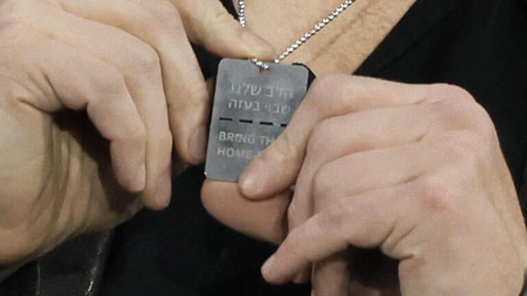 "הלב שלנו שבוי בעזה". הדיסקית של מאסק (צילום: Michael M. Santiago / Getty Images) אילון מאסק