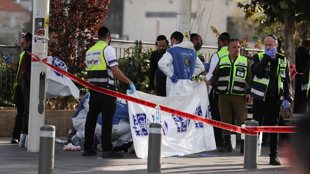Rescue workers operate at the scene of the attack in Jerusalem (Photo: REUTERS/Ronen Zvulun) פיגוע ירי ירושלים