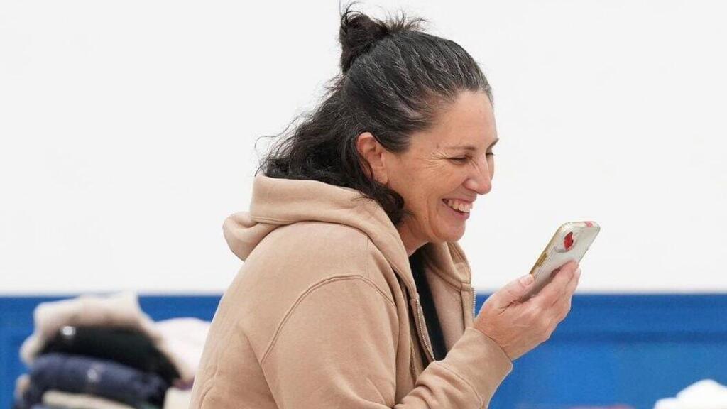 Liat Beinin-Atzili speaks with her family upon her release from Gaza (Photo: IDF Spokesman's Unit) ליאת בינין אצילי בשיחה עם משפחתה