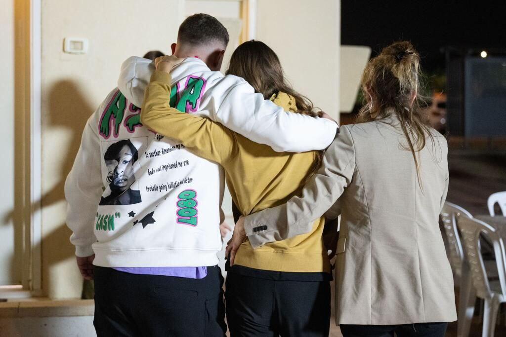 Mia Schem, finally in her mother's arms after being released from Hamas captivity מייה שם פוגשת את אמה לראשונה, לאחר השחרור מחמאס