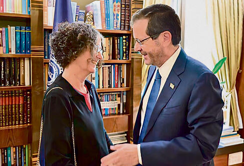 שושן עם הנשיא הרצוג. גיבורת־על זה אנדרסטייטמנט | צילום: עמוס בן גרשום / לע"מ yk13696974