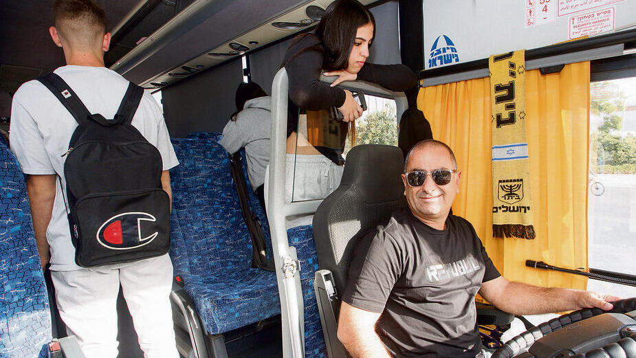 אוחנה ותלמידי נחל עוז (צילום: גיל נחושתן) yk13699038