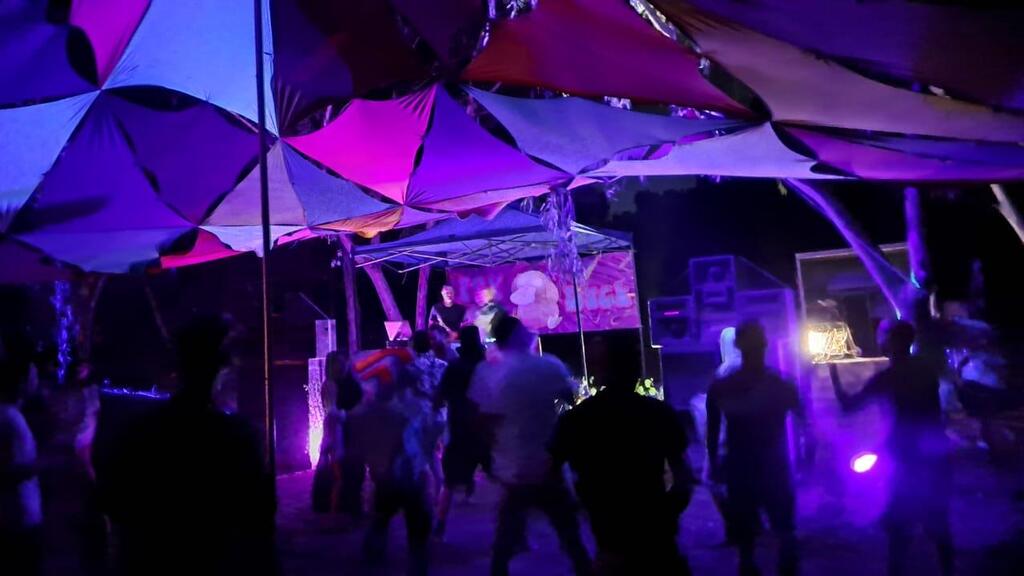 המסיבה ליד נירים. ככ (צילום: אדיר אלימלך) המסיבה האחרונה של פסיידאק
