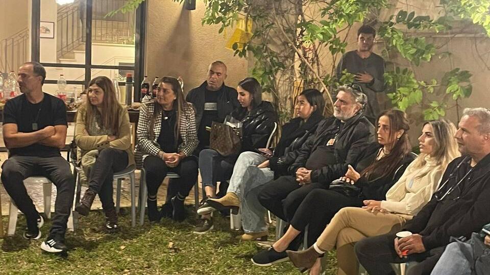 הורי התצפיתניות מתאגדים הורי תצפיתניות וסמב"ציות שנהרגו ב7 באוקטובר נפגשו בביתם של אדווה ויוסי אברמוביץ במטה להקים מטה משותף