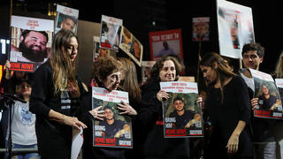 ילנה טרופנוב בעצרת בכיכר החטופים בתל אביב