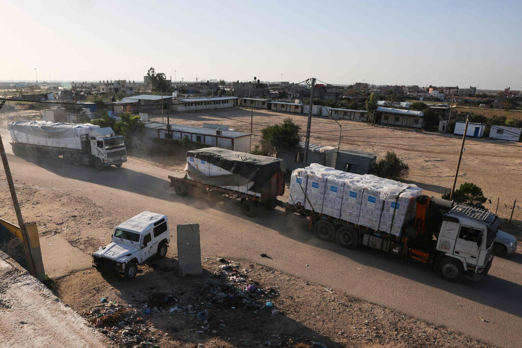 צילום: SAID KHATIB / AFP תיעוד משאיות הסיוע ההומניטארי הנכנסות לצפון רצועת עזה